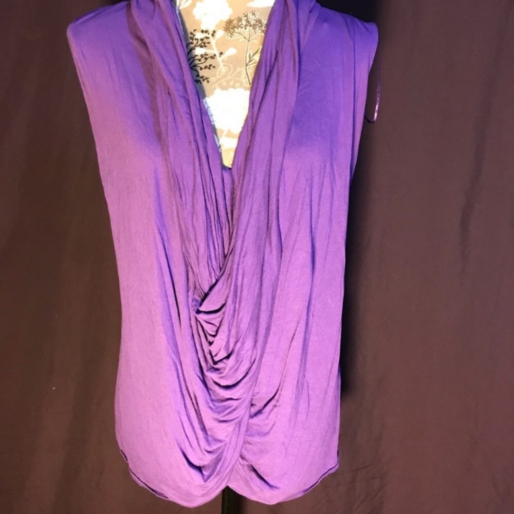 Scrunch v-neck sleeveless blouse